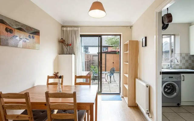 Beautiful 3 Bed House W Patio 10 Mins to Excel