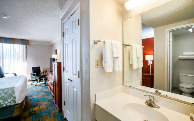 La Quinta Inn & Suites by Wyndham Nashville Airport/Opryland