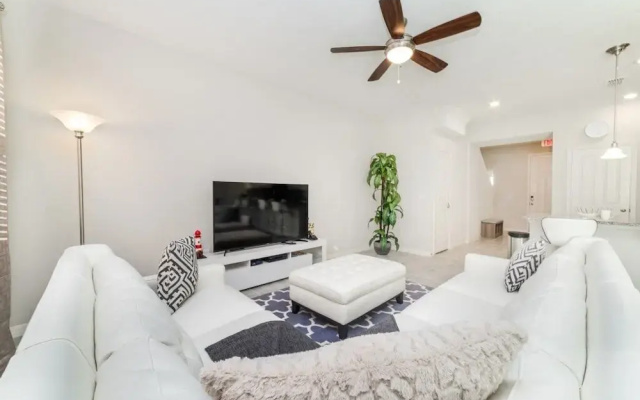 5157 Adelaide Drive 4 Bedroom Townhouse
