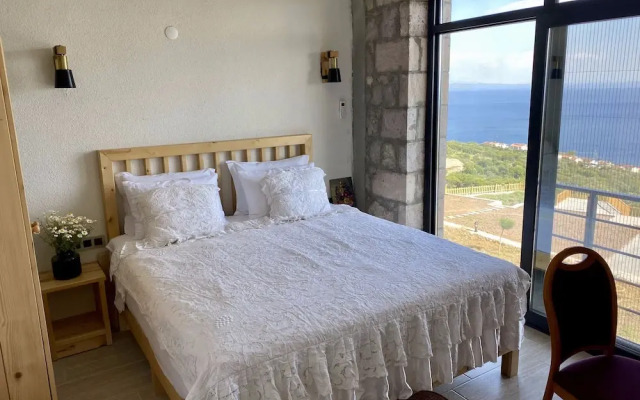 Assos Karadut Taş Otel