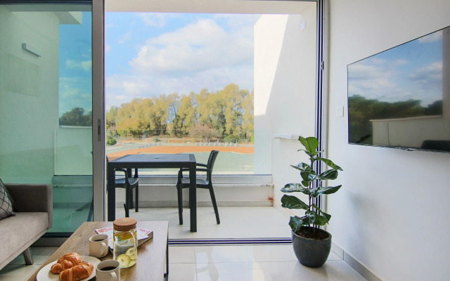 Phaedrus Living: Executive Harbour Suites 203