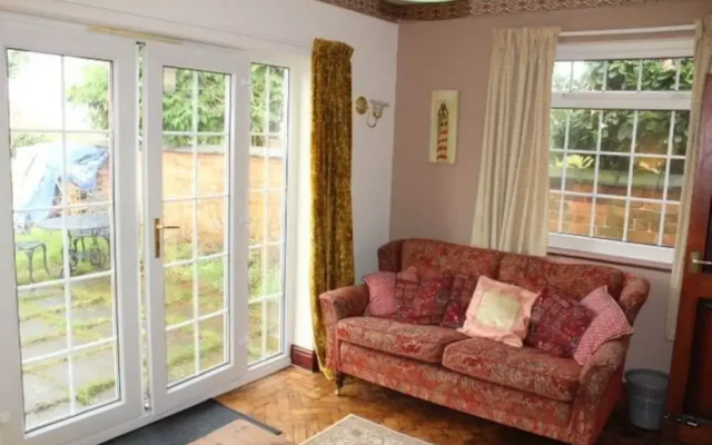 Cosy, Self-contained 1-bedroom Flat Near Nantwich