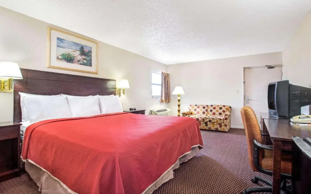 Holiday Inn Express & Suites Tampa Stadium – Airport Area by IHG