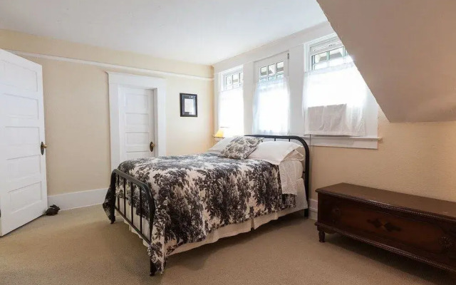 Cascade Chic 3 Bedroom Home by RedAwning