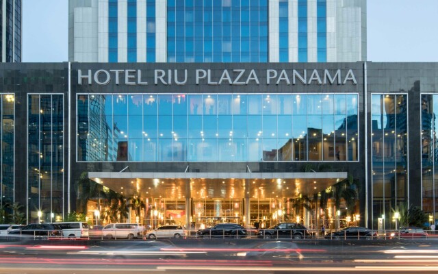 Отель RIU Plaza Panama вид на фасад