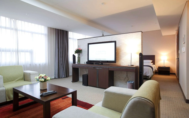 Ramada by Wyndham Dongtan Hotel