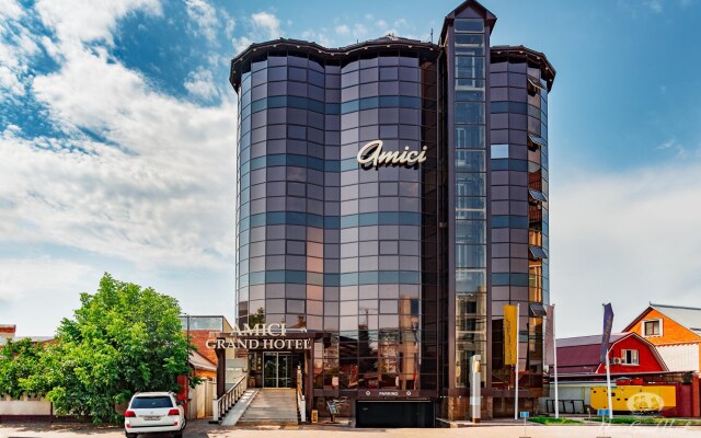 Отель Amici Grand Краснодар вид на фасад