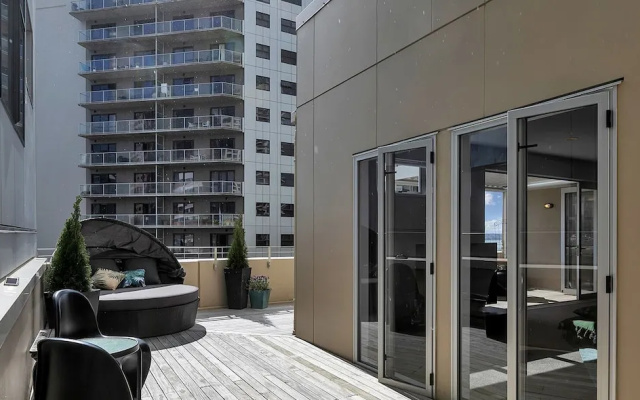 QV Executive Penthouse with Parking - 782