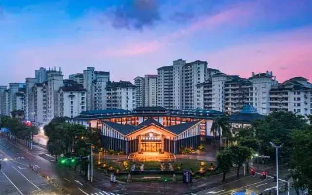 Jifeng International Hotel (Wanning High Speed Railway Station)