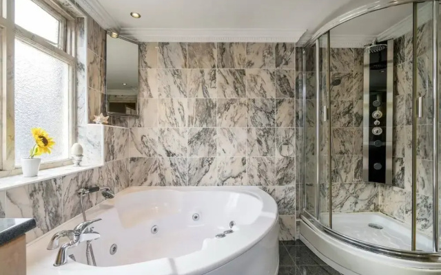 Elegant 2 BR Apartment in Paddington