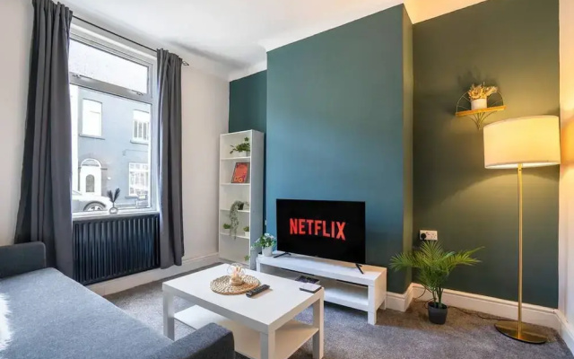Central 2 Bedroom House-parking