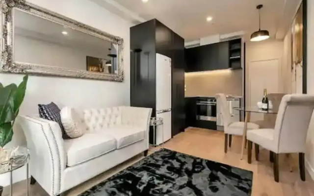 Stylish 2-Storey Retreat With Parking Zodiak Stays