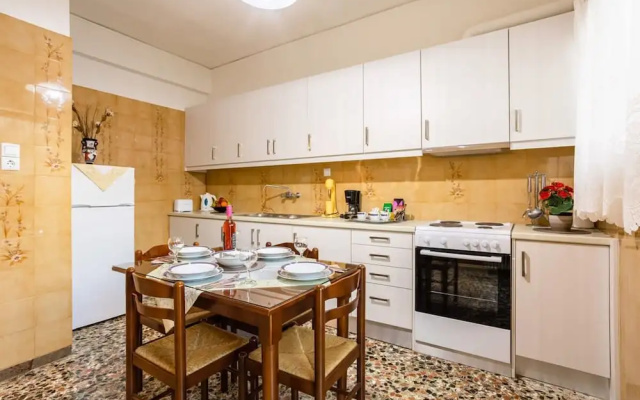Seaside Family Haven - Avia s Spacious Getaway