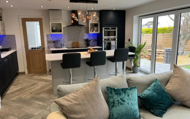 Stylish, Dog Friendly Coastal Bungalow With Garden