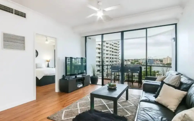 Modern 2 Bedroom River View Apartment in Docklands
