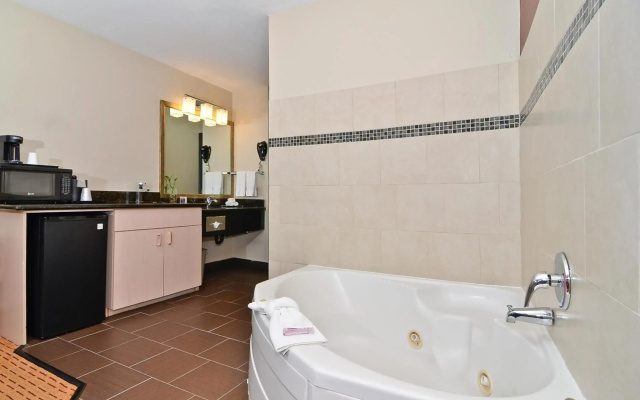 Clackamas Inn & Suites