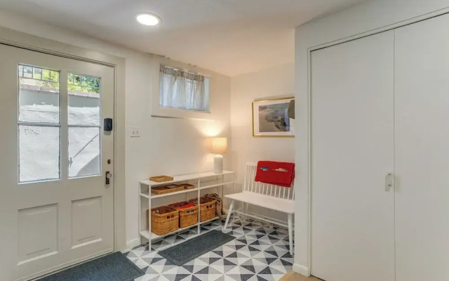 Walkable Apt w/ Off-street Parking in Cheesman!