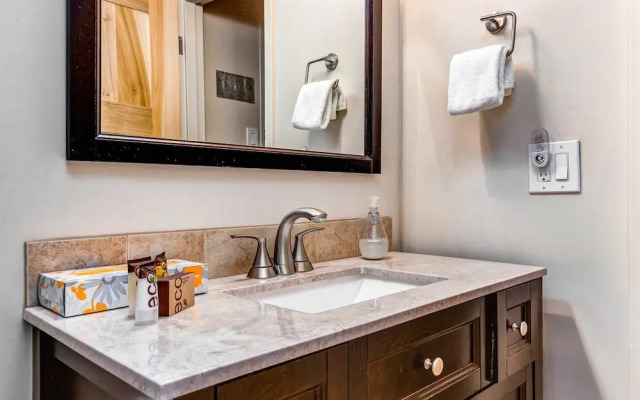 2BR Condo in Perfect Location by RedAwning