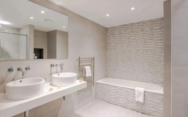 The Eyre Suite Five - Farringdon - by Frankie
