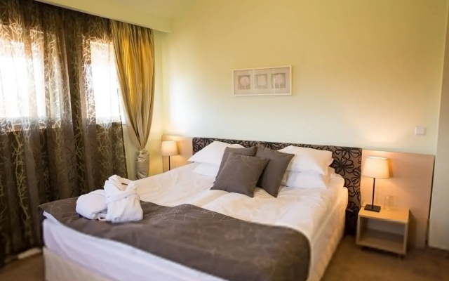 Seven Seasons Hotel