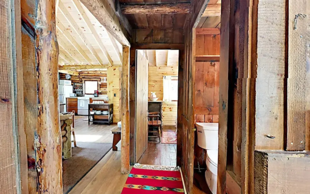 Sprucewood Cabin - 2 Br cabin by RedAwning