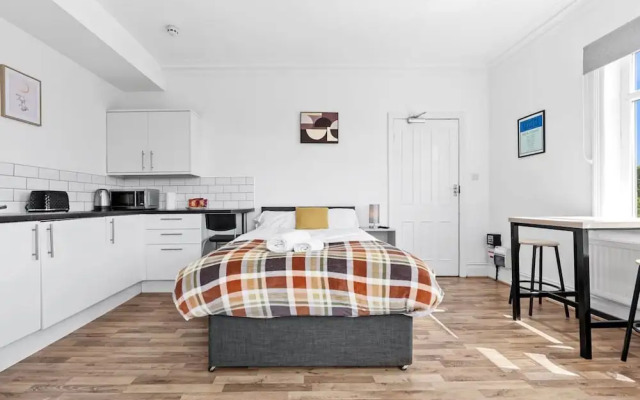 Stylish Studio Room in Leeds Private Ensuite Street Parking