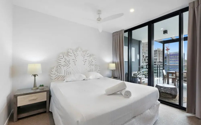 Luxe Beachfront 2-bed With Gym, Pool & Views