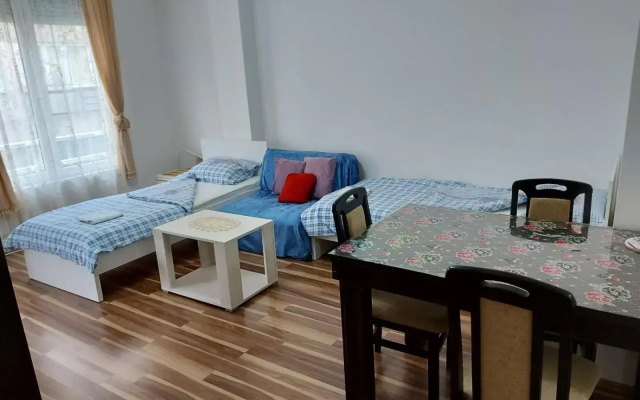 Adam' s Apartment 3