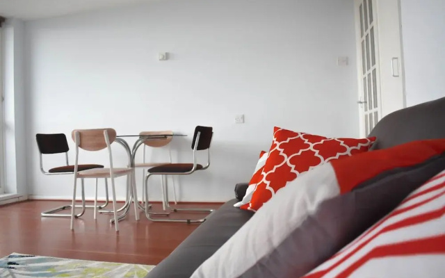 2 Bedroom Flat With Balcony Overlooking the Sea