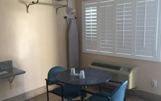 Foxys Motor Inn