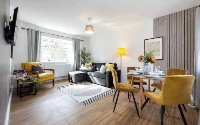 Spacious Apartment Near MCR Airport