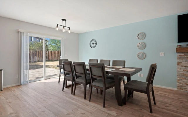 Redmond Rest 4 Bedroom Home by RedAwning