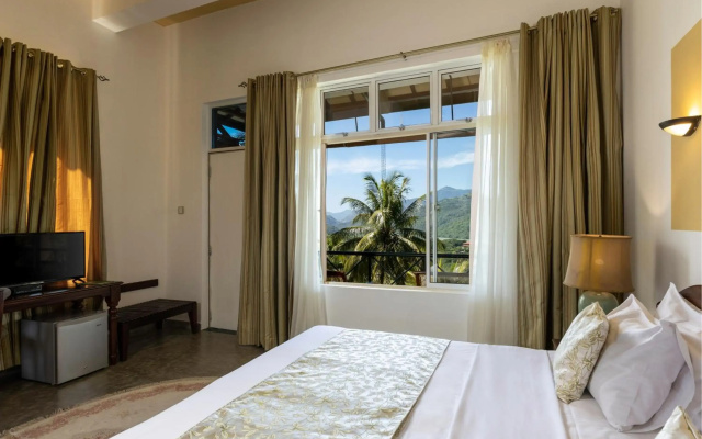 The Albatross, Kandy