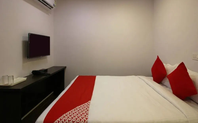 OYO Flagship 19873 LG Comfort Inn