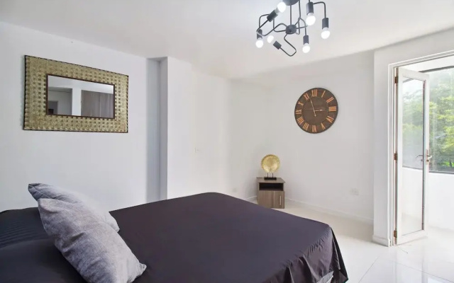 2 bedroom apartment 1 block Lleras park
