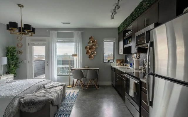 Romantic Studio Getaway with Rooftop Deck
