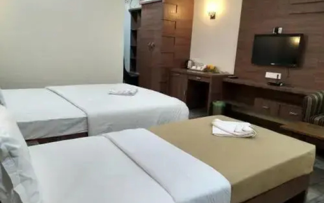 Hotel Holiday Palace By OYO Rooms