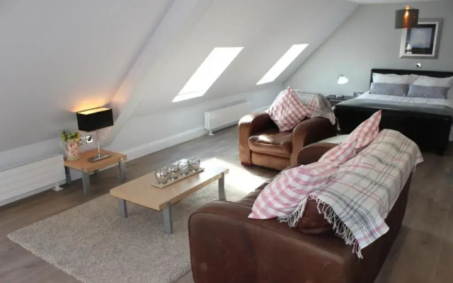 Lakeside Studio 2 Loft Apartment