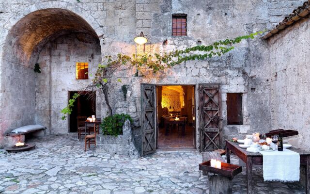 Отель Sextantio Le Grotte Della Civita Матера вид на фасад
