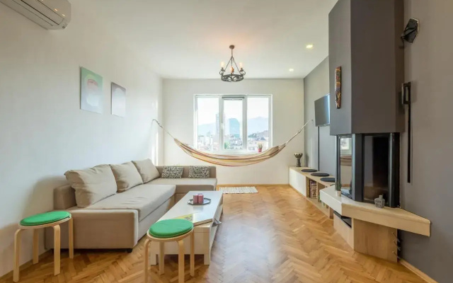 ARTistic & Spacious 2BD Central Apt