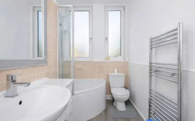 Leith Walk 2BR Apartment | Pool Table | City Tram