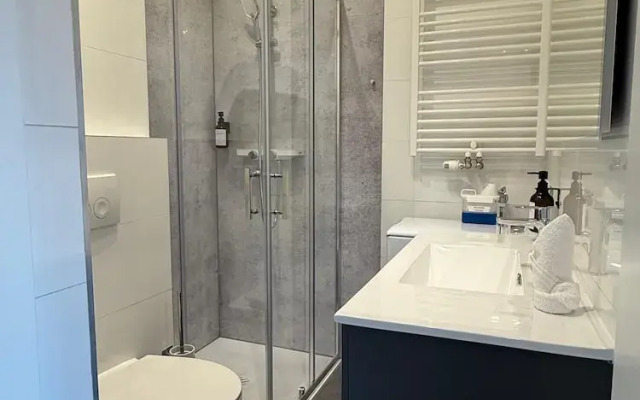 Stylish 1BR Apt Balcony AC City Center