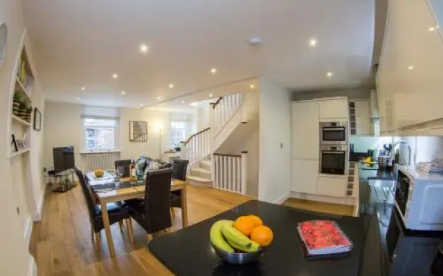 Finchley Central - Spacious Triplex