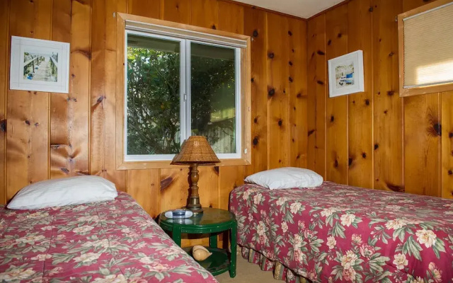 Beach Bungalow Roads End 2 Br cottage by RedAwning