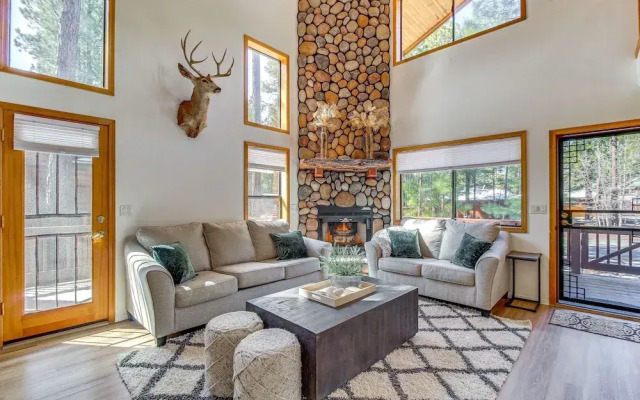 Pet-friendly Cabin w/ Fire Pit in Pinetop!