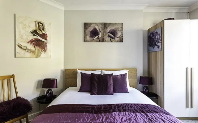 Chic High Spec Apartment Near Central London