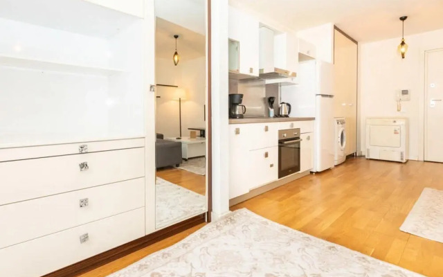 Central Studio Flat with Shared Pool in Sisli