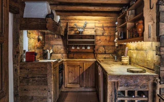 4BR Traditional Chalet BBQ + Fireplace + View