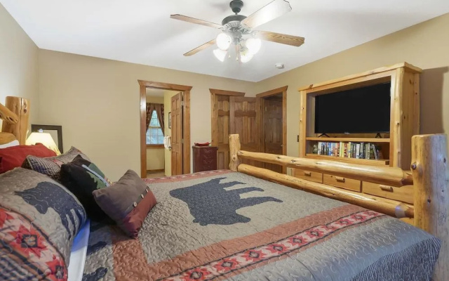 The Lodge on the Creek Branson West Cabin w/ Beautiful Views