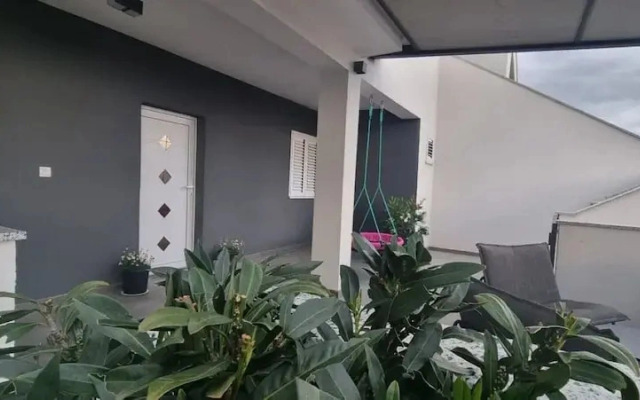 Spacious Apartment in Kastel Novi